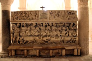 성 디오클레시아노와 성 플로렌시오와 동료 순교자들 석관_photo by Mongolo1984_in the Cathedral of San Leopardo in Osimo_Italy.jpg